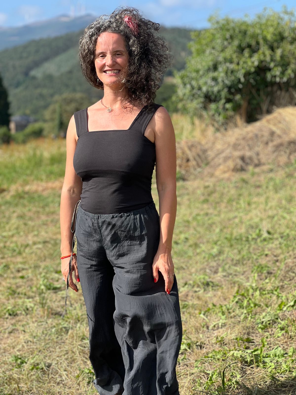 María Nora en la montaña, al sol